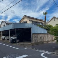 板橋区南町の賃貸物件/敷地の西側には屋根付きの月極駐車場がつくられていて、そこの右端が23,000円で借りられる