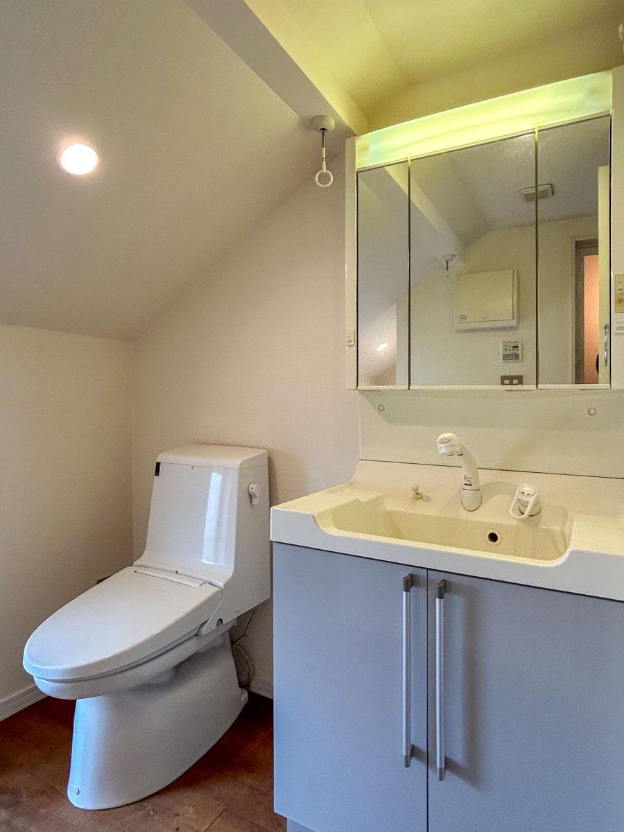 世田谷区奥沢の賃貸物件/トイレと洗面台