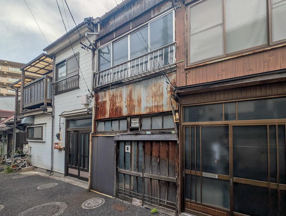 文京区本郷の賃貸物件/外観。右側の家と長屋になっています。