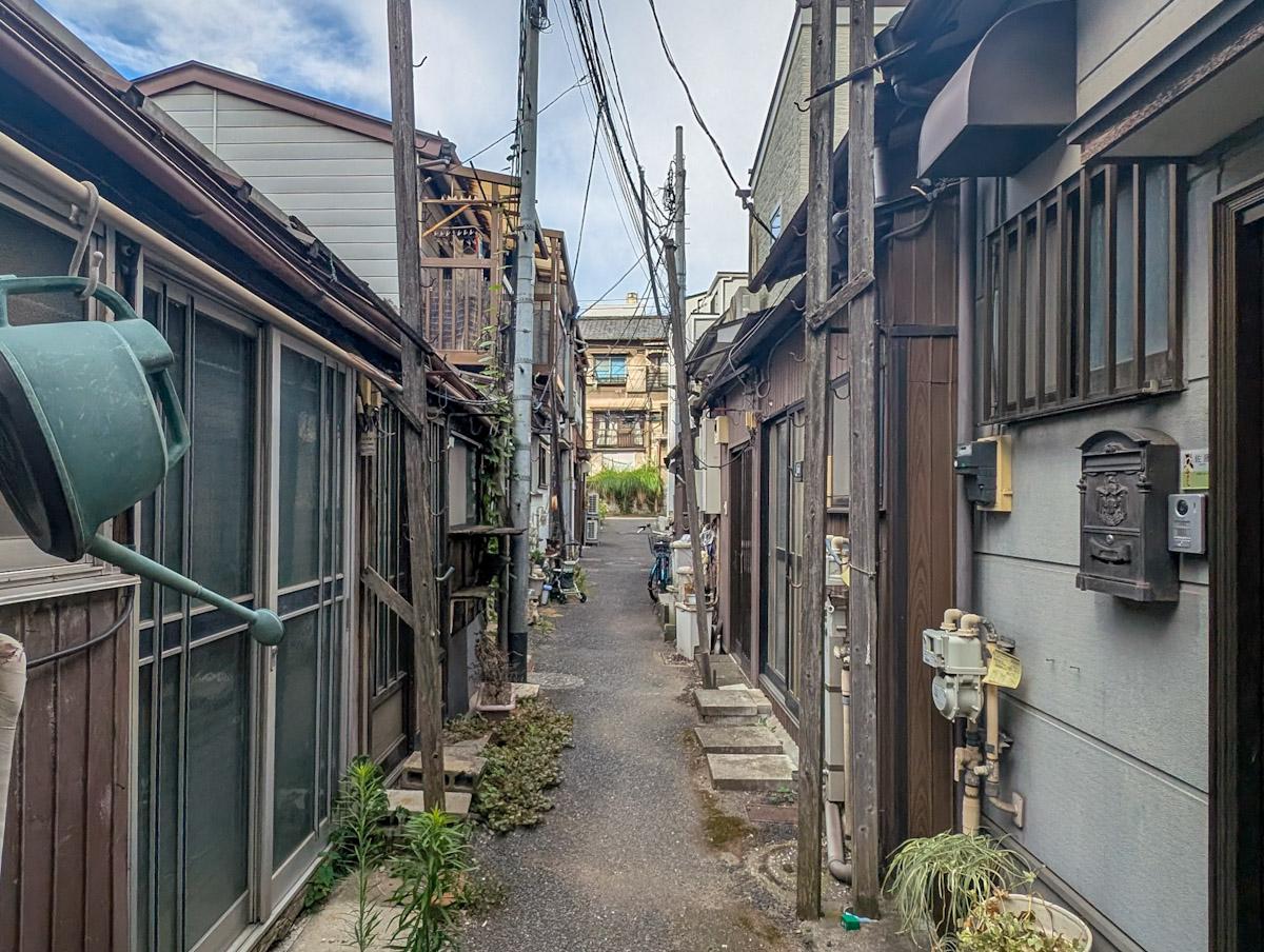 文京区本郷の賃貸物件/この物件がある小道。令和ということを忘れてしまう雰囲気があります
