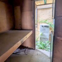 文京区本郷の賃貸物件/1階の奥には階段下に押し入れと、勝手口があります。緑がチラリ。