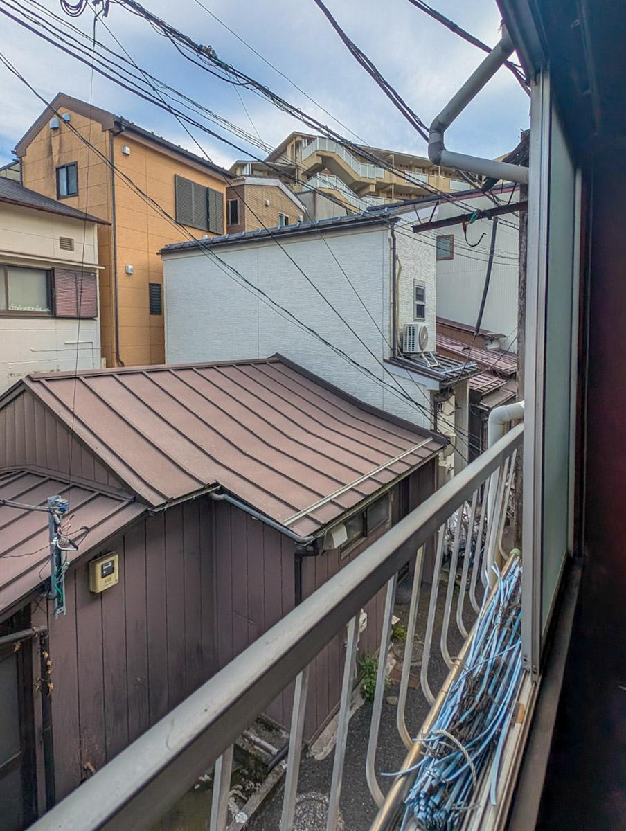 文京区本郷の賃貸物件/2階の窓からの風景。眺望の抜けはありませんが、空は少し見えます。