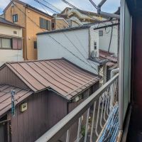文京区本郷の賃貸物件/2階の窓からの風景。眺望の抜けはありませんが、空は少し見えます。