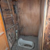 文京区本郷の賃貸物件/トイレ。何年も使われていないので新しくするほうが良いかもしれません。壁も激しい傷みがあります。