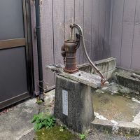 文京区本郷の賃貸物件/物件の向かいには、古めかしい井戸が。昔ながらの雰囲気が残された小道です。