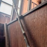 文京区本郷の賃貸物件/階段の手すりは木の枝を削って作ったような意匠。