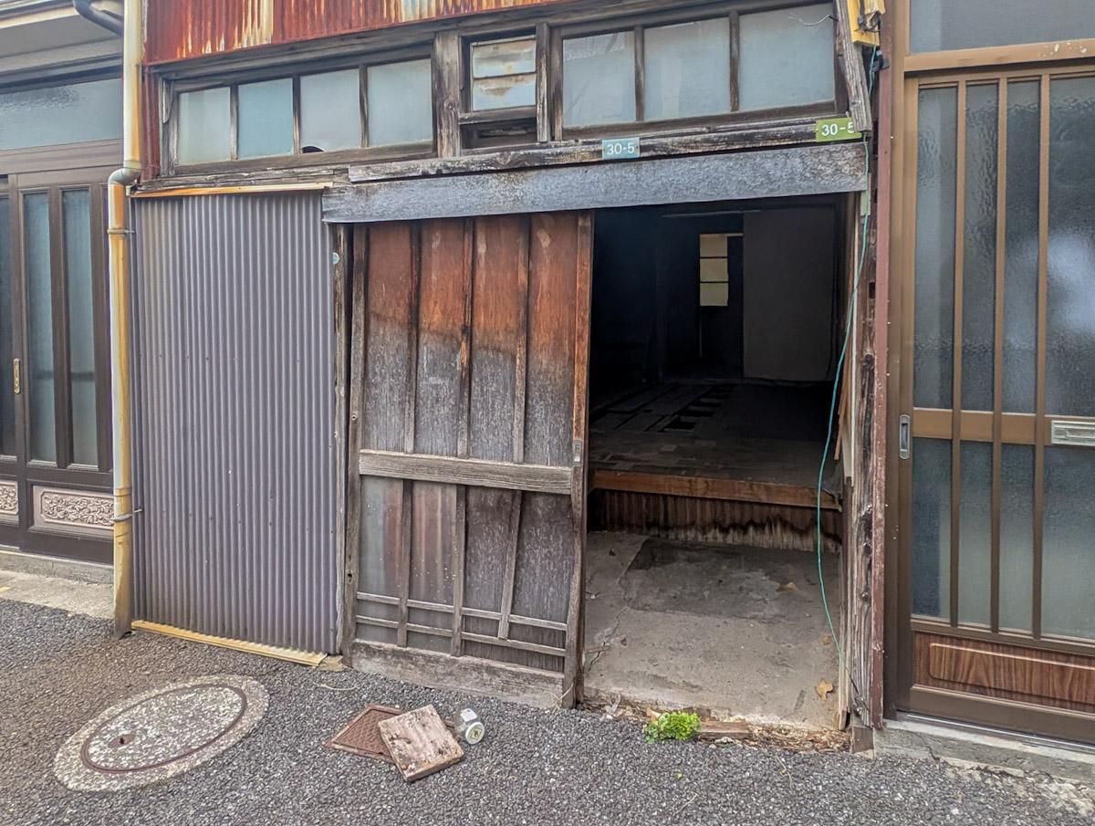 文京区本郷の賃貸物件/なぜか惹かれる、くたびれた外観。扉は持ち上げないと開きません