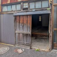 文京区本郷の賃貸物件/なぜか惹かれる、くたびれた外観。扉は持ち上げないと開きません