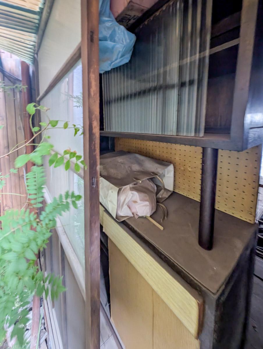 文京区本郷の賃貸物件/勝手口付近には残置物の棚があります。（撤去可）