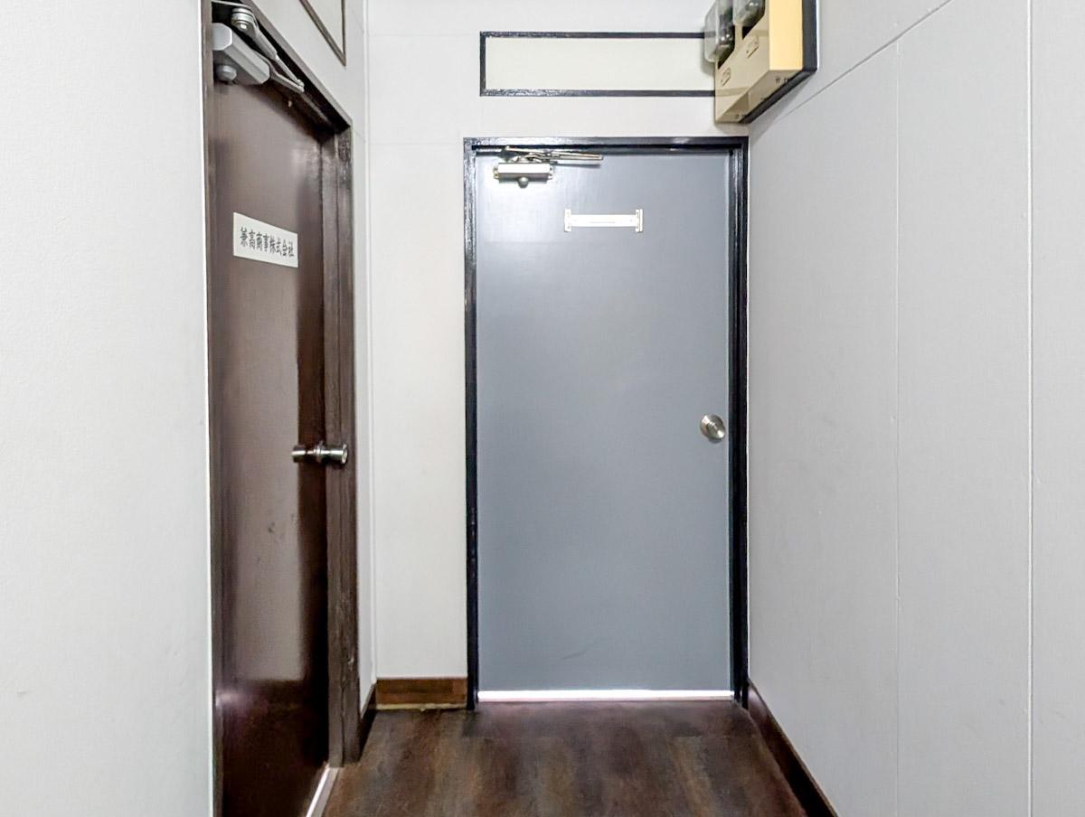 中央区日本橋茅場町の賃貸物件/突き当り真ん中のドアが本物件の入口です
