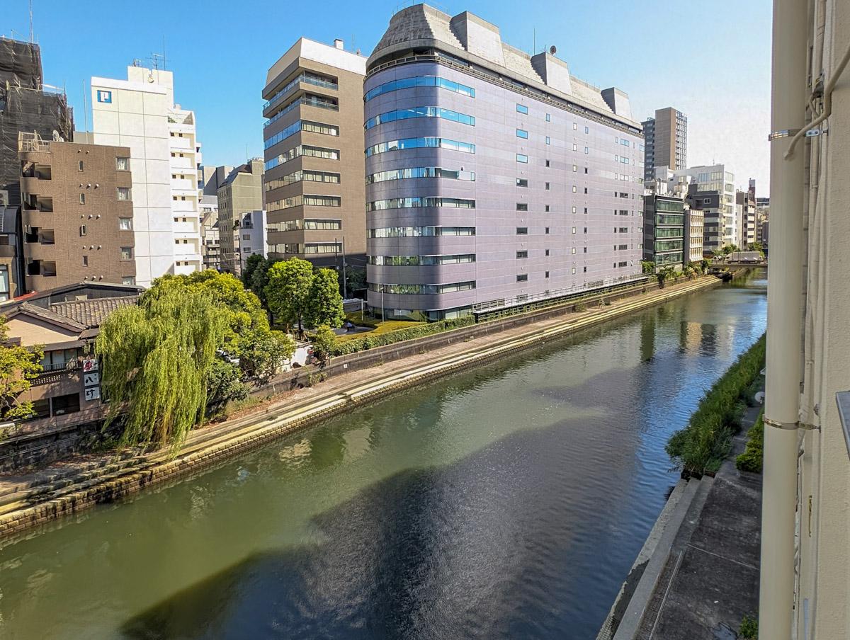 中央区日本橋茅場町の賃貸物件/室内からは運河が見えます。向こう岸の枝垂れ柳が小粋