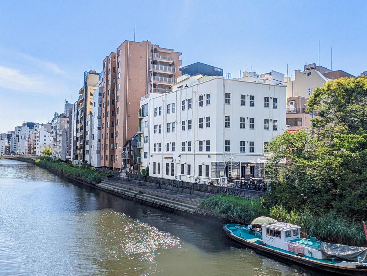 中央区日本橋茅場町の賃貸物件/運河に面した白い建物。その4階に本物件があります