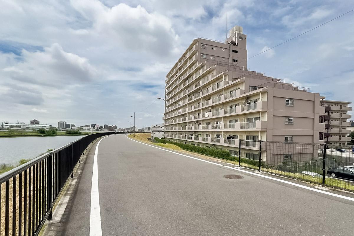 足立区中川の売買物件/建物のとなりには大きな川と堤防があります。散歩やランニングをする人もちらほら。風通しのよさも魅力です。