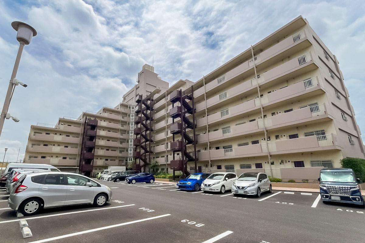 足立区中川の売買物件/外観別アングルから。駐車場は平置きです（空きあり）。