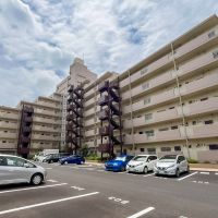 足立区中川の売買物件/外観別アングルから。駐車場は平置きです（空きあり）。
