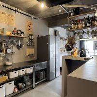 足立区中川の売買物件/キッチン奥には、広めの調理スペースとシンクがあります。調理器具や食材を収納するスペースがたくさん。