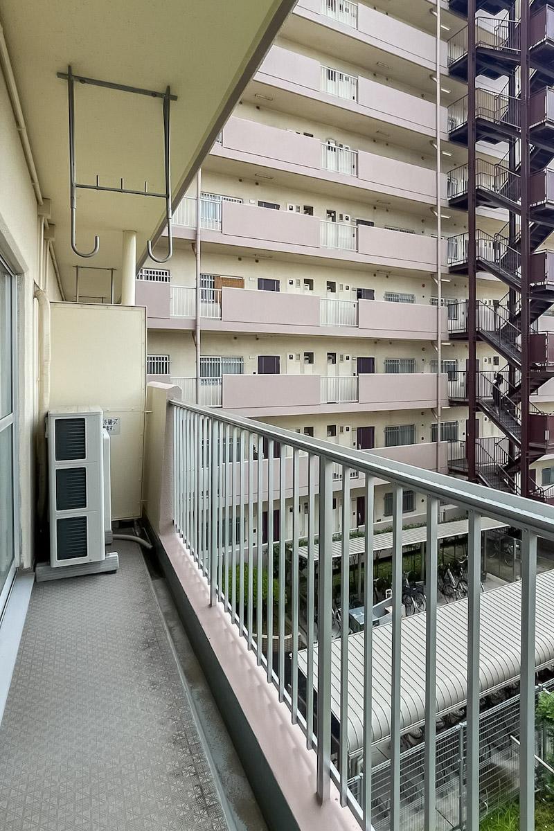 足立区中川の売買物件/バルコニーの左側はマンションが見えます。