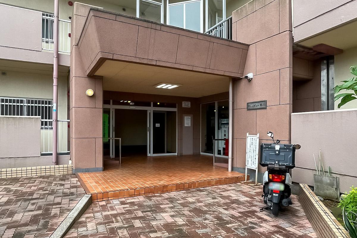 足立区中川の売買物件/マンション入り口