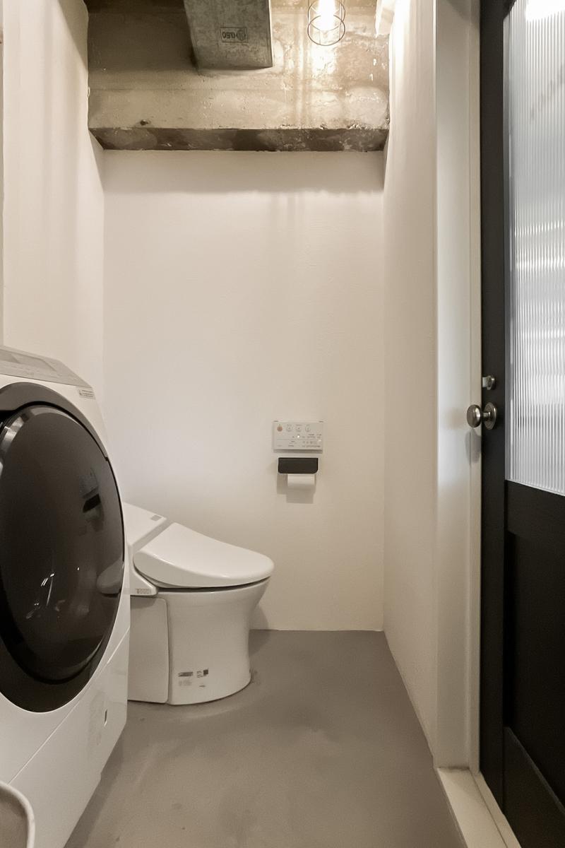 足立区中川の売買物件/玄関左のドアを開けると、トイレや洗濯機置場のあるスペースへ