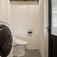足立区中川の売買物件/玄関左のドアを開けると、トイレや洗濯機置場のあるスペースへ