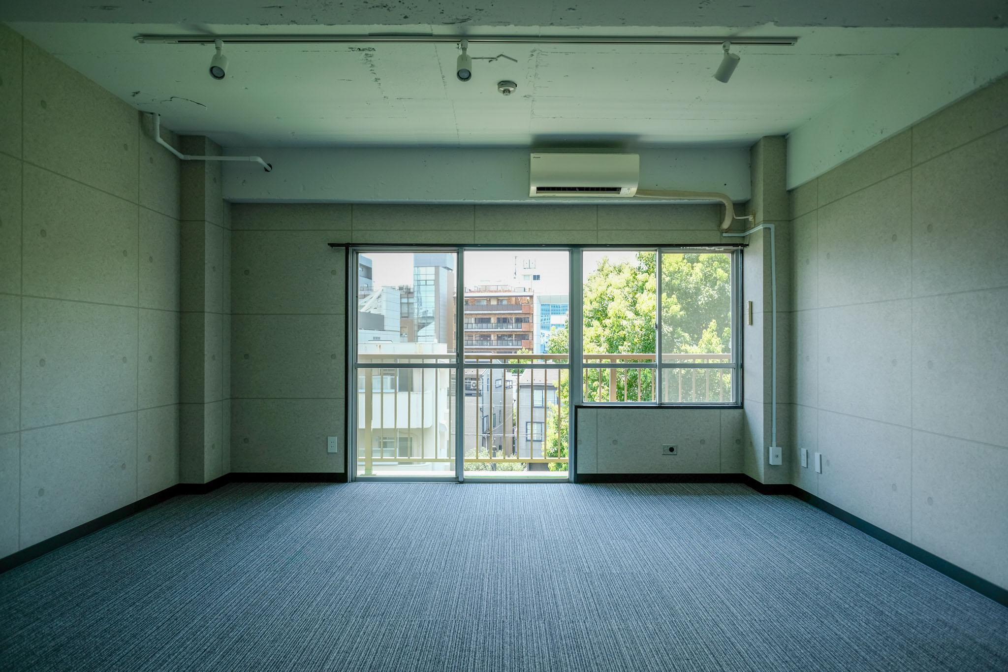 渋谷区代々木の賃貸物件/ライティングレールが設置されているため、机を並べたらすぐに使える状態