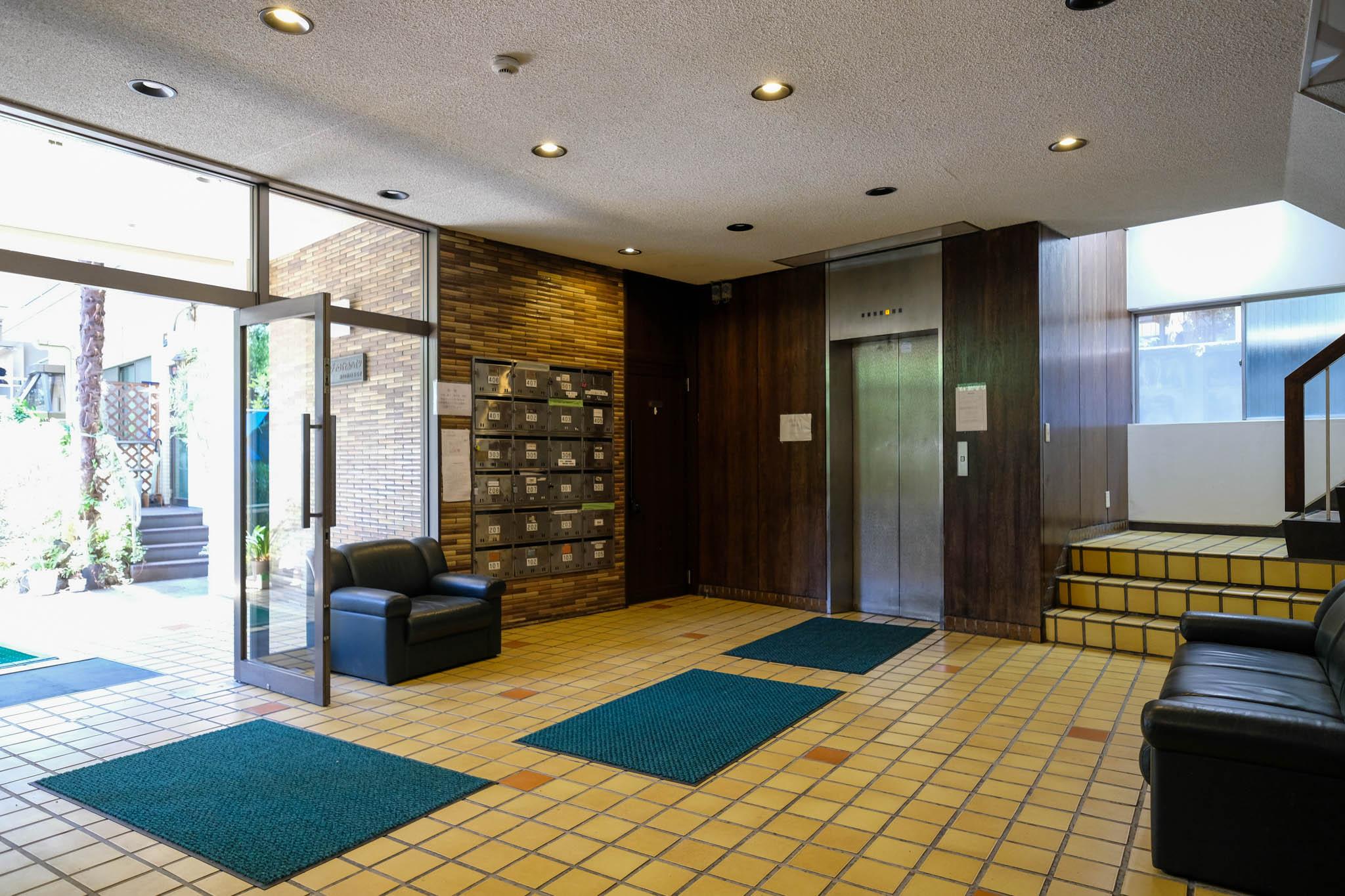 渋谷区代々木の賃貸物件/エントランス。エレベーターもあるのでご安心ください