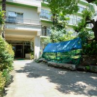 渋谷区代々木の賃貸物件/エントランスの前には鯉が泳ぐ。なんとも風情のあるレトロマンション