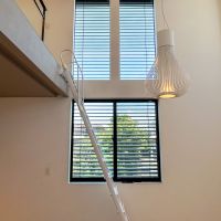 練馬区錦の賃貸物件/2階：ロフト横にある大きな窓の外には、電動で角度を調整できるブラインドが付いています