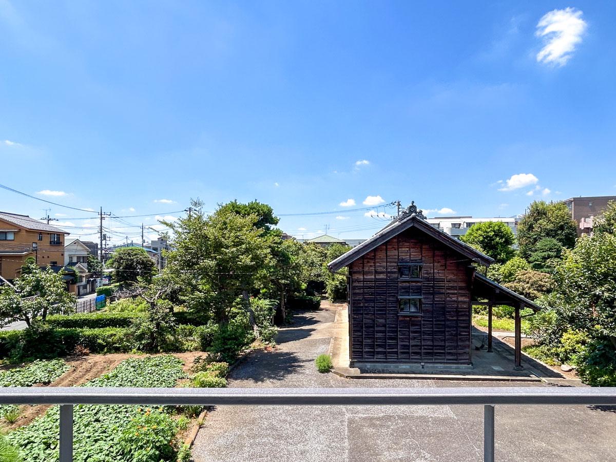 練馬区錦の賃貸物件/2階：見えるのは古民家と畑、そして広い空