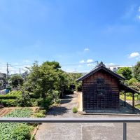 練馬区錦の賃貸物件/2階：見えるのは古民家と畑、そして広い空