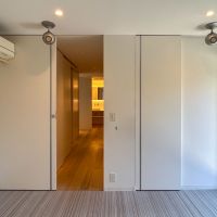 練馬区錦の賃貸物件/1階：主寝室。左に廊下、右に書斎