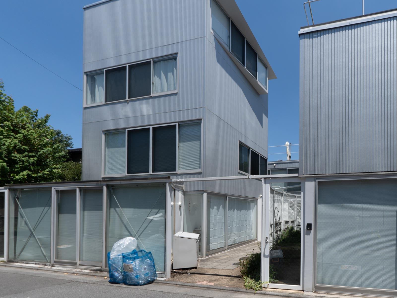 中野区上高田の賃貸物件/キューブを寄せ集めたような建物外観
