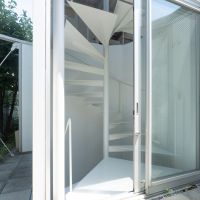 中野区上高田の賃貸物件/玄関扉がガラス窓になっていて開放的。入ってすぐの場所にらせん階段