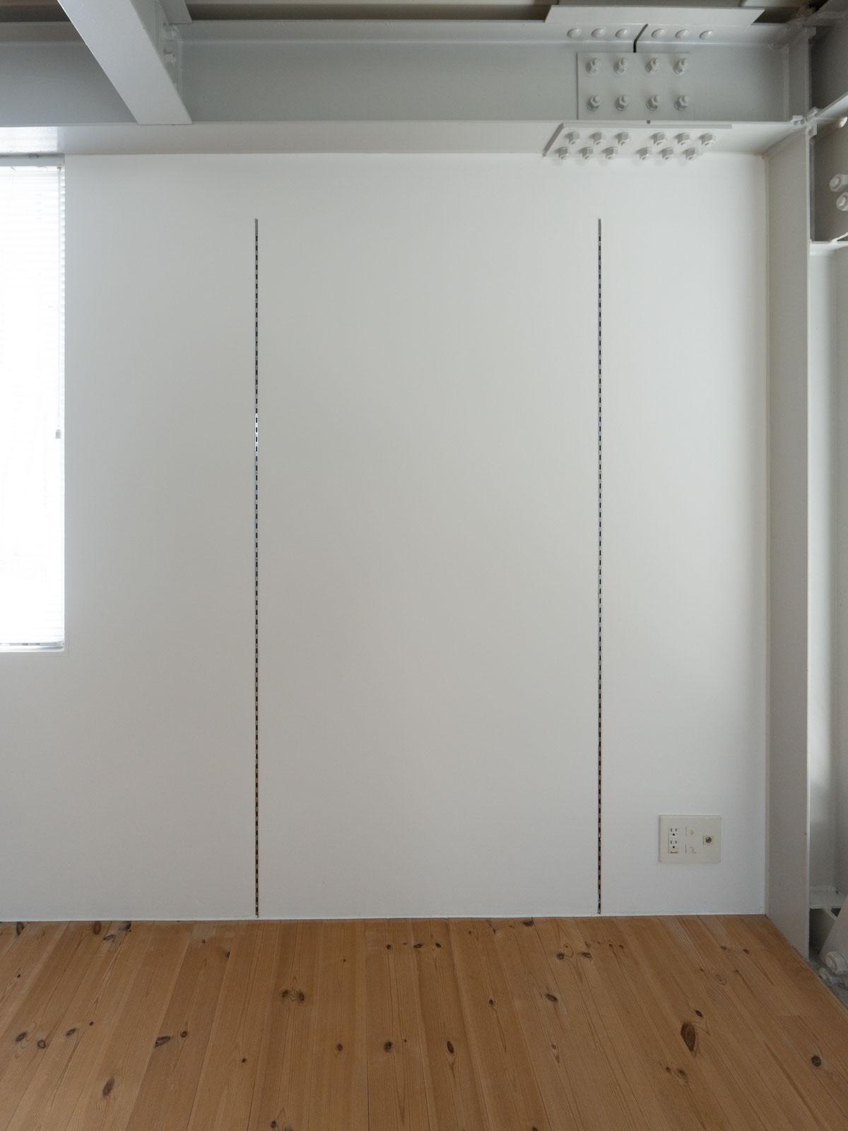 中野区上高田の賃貸物件/部屋の一角にある可動棚レール。棚板を用意すれば壁面収納が作れます