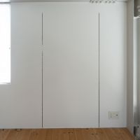 中野区上高田の賃貸物件/部屋の一角にある可動棚レール。棚板を用意すれば壁面収納が作れます