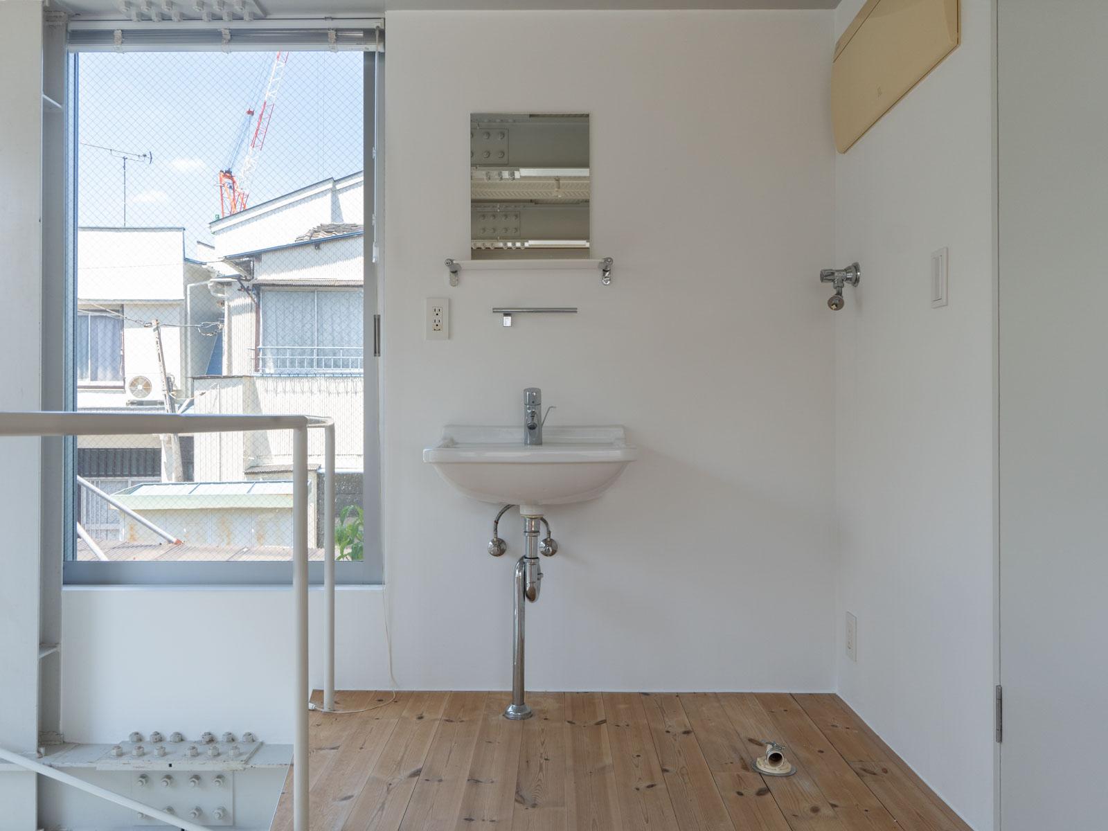中野区上高田の賃貸物件/洗面所と洗濯機置き場（幅約60cm）