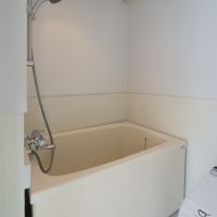 中野区上高田の賃貸物件/浴室。洗い場はなく、浴槽内で体を洗うスタイル