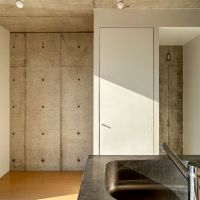 横浜市青葉区荏田北の賃貸物件/4階：キッチン後ろ。左から収納スペース、洗濯機置き場、冷蔵庫置き場