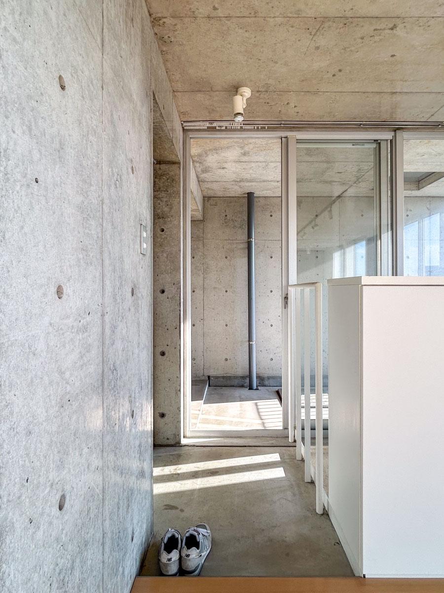 横浜市青葉区荏田北の賃貸物件/4階：玄関土間の先にある、広めのインナーテラス