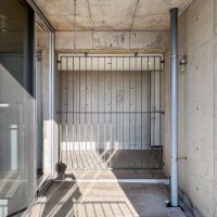 横浜市青葉区荏田北の賃貸物件/4階：共用廊下と繋がっているため、風が抜けます。視線が気になる場合は、目隠しをご用意ください