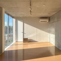 横浜市青葉区荏田北の賃貸物件/3階：11帖ほどの洋室。寝室にするには持て余すほどの広さ