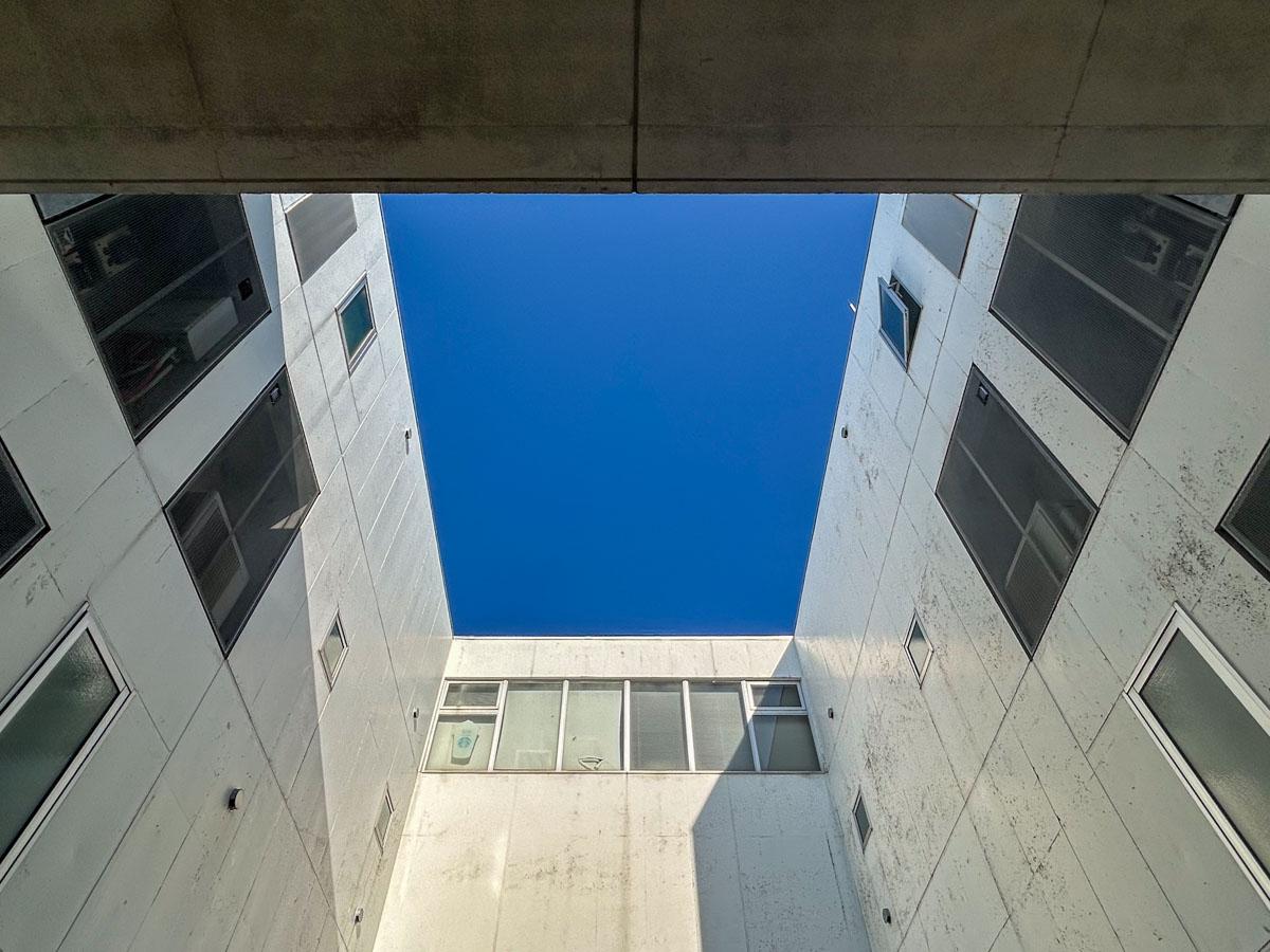 横浜市青葉区荏田北の賃貸物件/共用廊下から見た空