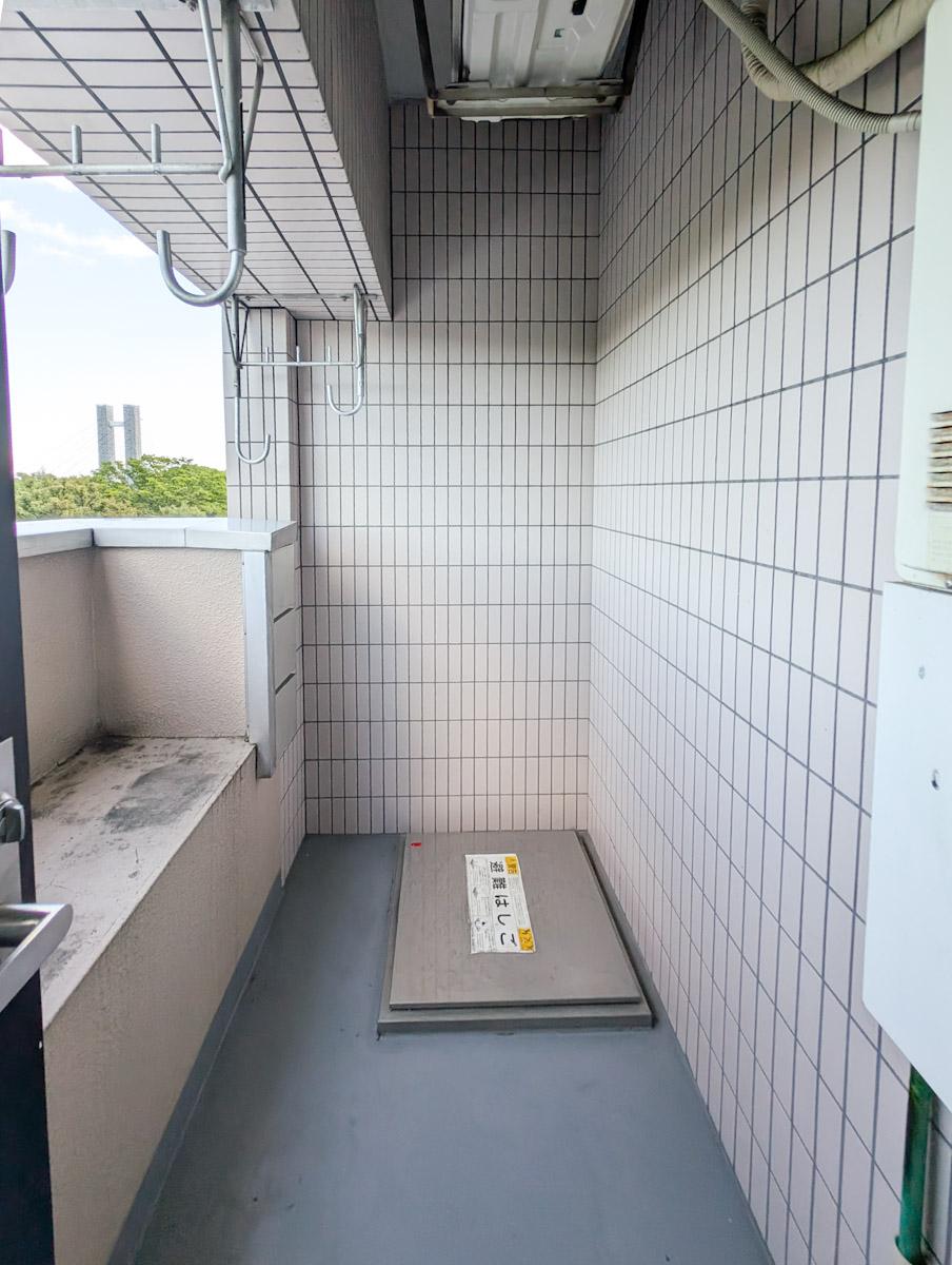 江東区平野の賃貸物件/ちょっとしたバルコニー、洗濯物も干せます。