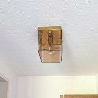 江東区平野の賃貸物件/玄関のレトロな照明