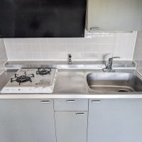 江東区平野の賃貸物件/キッチンには2口ガスコンロ、調理場は少し小さめです。
