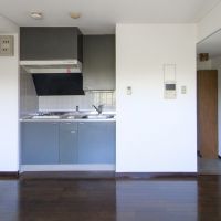江東区平野の賃貸物件/窓からキッチン側をみるアングル