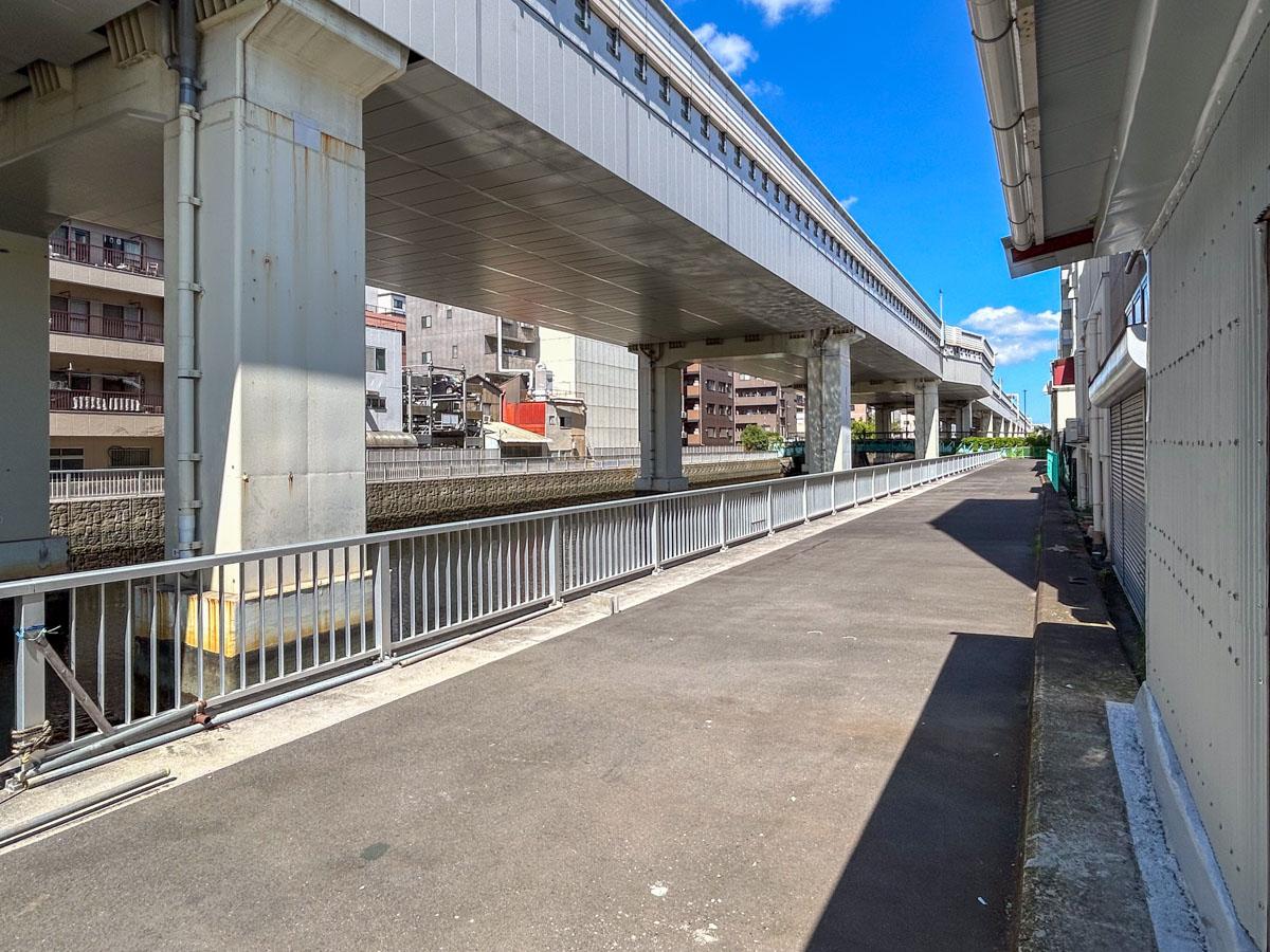 墨田区立川の賃貸物件/建物の裏手には川が流れています