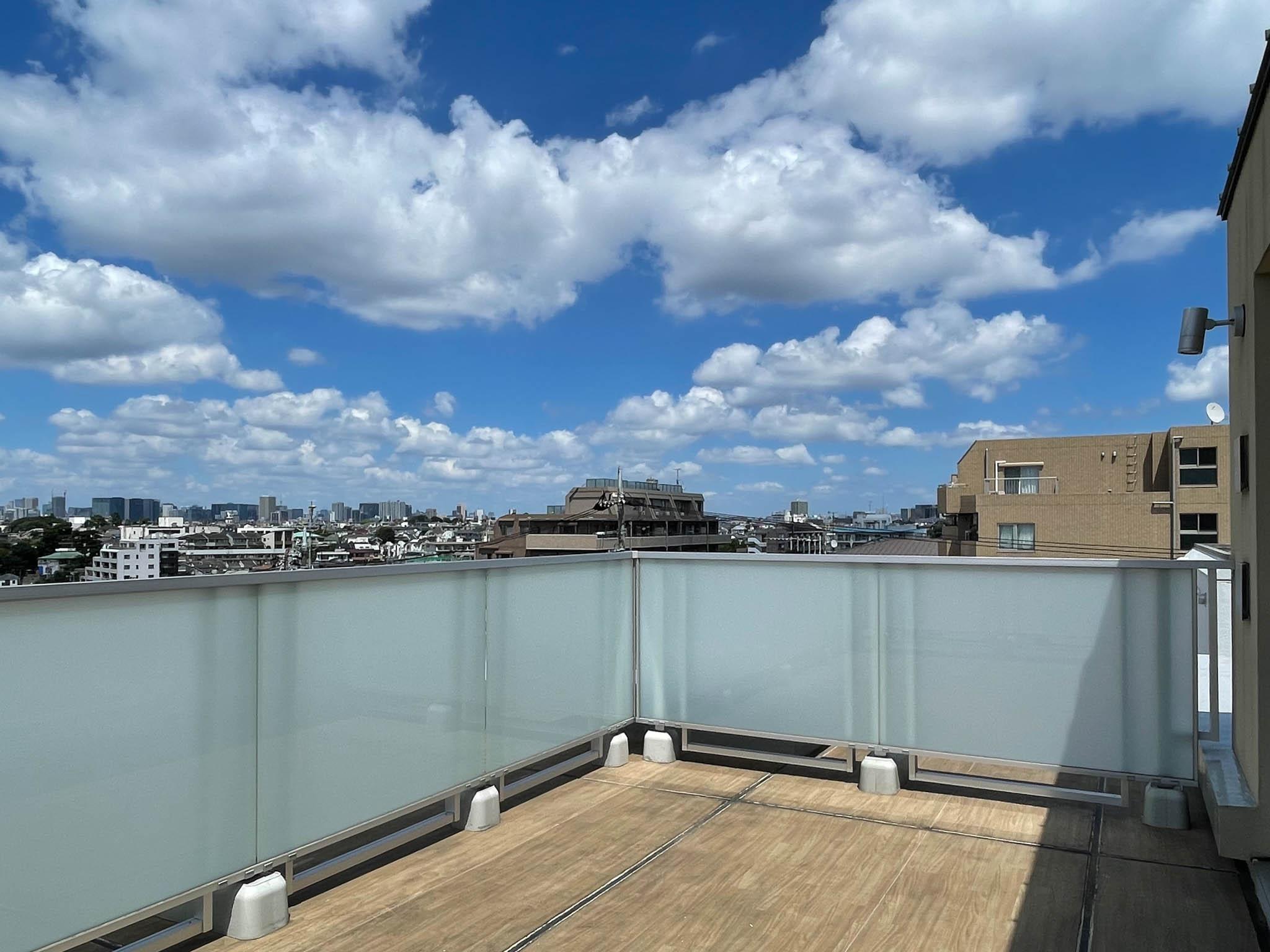 大田区南馬込の賃貸物件/ルーフバルコニーから7月の終わりの夏の空を眺めます