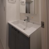 世田谷区若林の売買物件/洗面台。フルリノベーション直後なので、水回りも設備がすべて新品