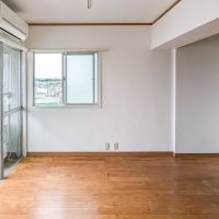 杉並区上荻の賃貸物件/バルコニー横には小さい窓があり、ここからも街の景色が見えます。